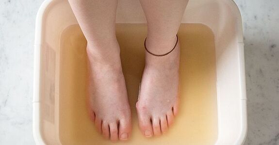 Baño de yodo para tratar hongos en las uñas.