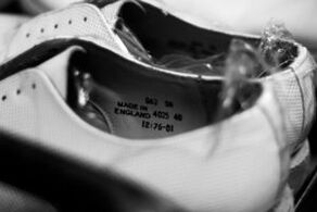 Los zapatos ajustados como causa de hongos en las uñas de los pies