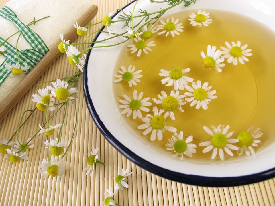 Baños con manzanilla para la prevención de hongos en los pies.